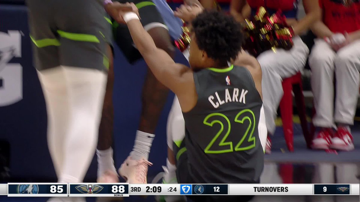 THE STEAL. THE SLAM. JAYLEN CLARK 👏