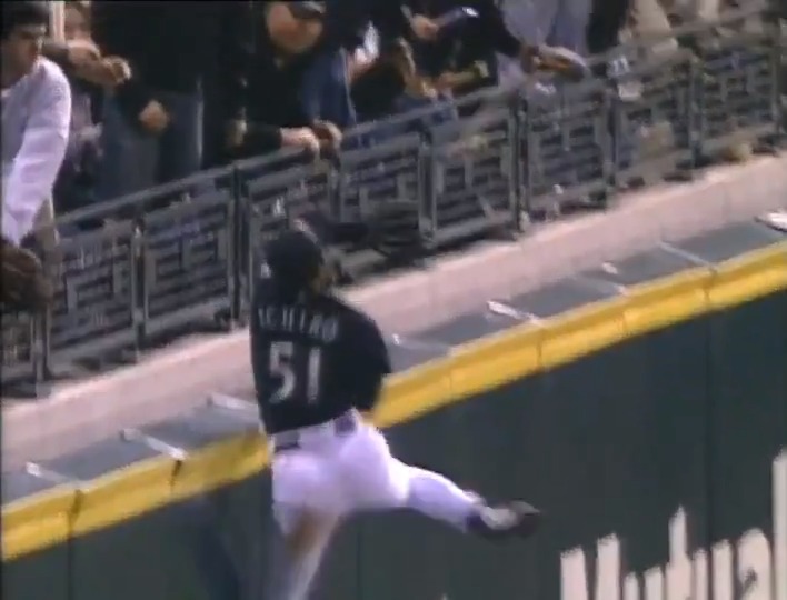 Ichiro defied gravity for this grab 😲