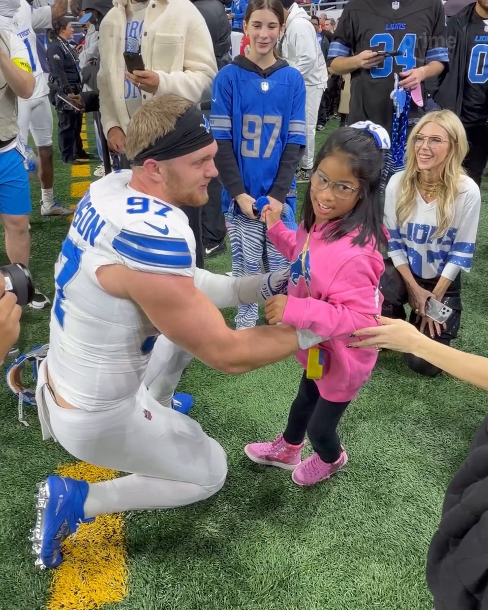 HEARTWARMING: #Lions superstar Aidan Hutchinson shared a special hug and moment with a sick young girl on the field before the game. 🥹🥹🥹 Hutchinson spends many hours during the season at the local hospital with kids.