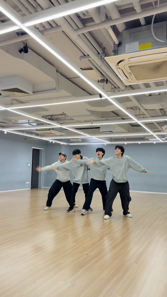 เต้นไปกรี๊ดไป ช่วยให้กำลังใจพวกผมด้วยคับ😂🍀 #คนคุ้นคอย_DancePractice 🔗 YouTube : RISER MUSIC #CLO_VER #คนคุ้นคอยCLO_VER #RISERMUSIC