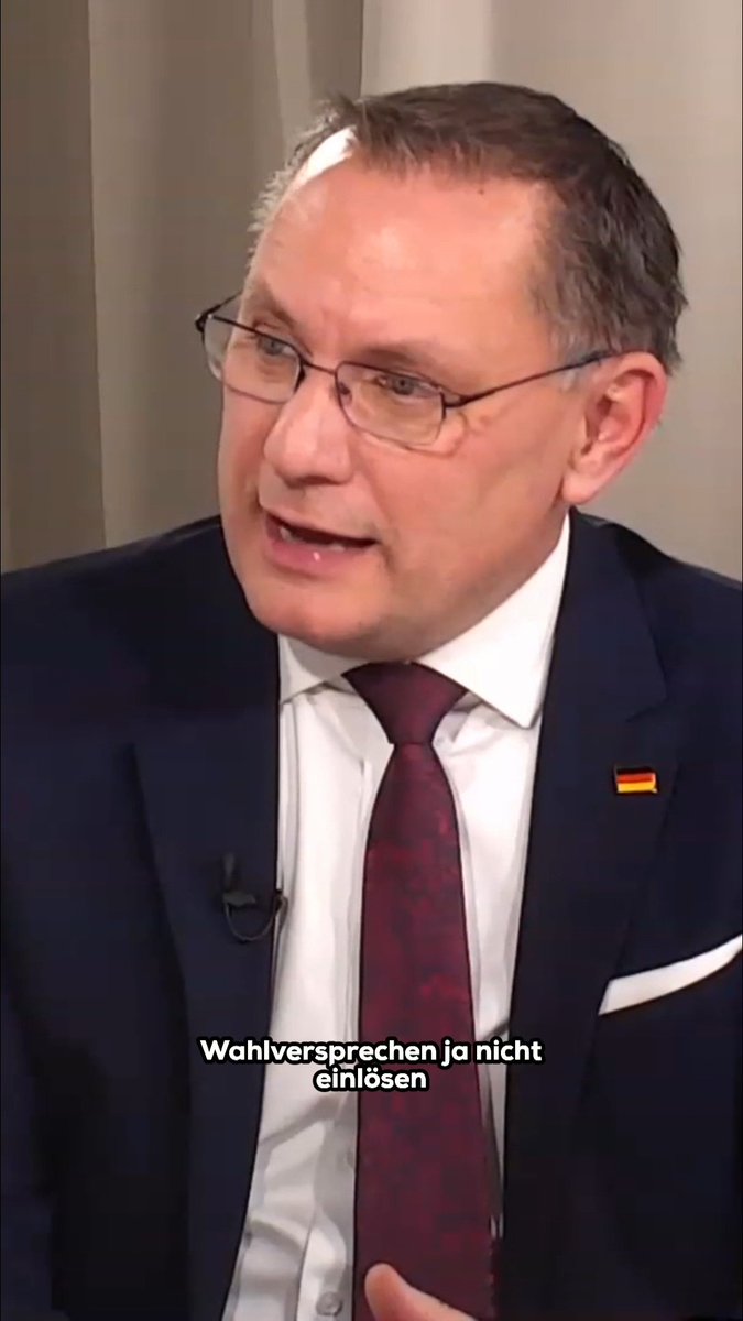 Partei- und Fraktionsvorsitzender der AfD Tino Chrupalla sagt im exxpress-Interview klar: Friedrich Merz macht linke Politik, bricht Wahlversprechen und lässt sich von seiner eigenen „Brandmauer“ erpressen. Während die Union laut ihm nach links rückt, würden immer mehr Bürger erkennen, dass es „nur noch eine echte Alternative zu den Altparteien gibt“. 👉 Was ist Ihre Meinung dazu?Jetzt das ganze Interview anschauen: