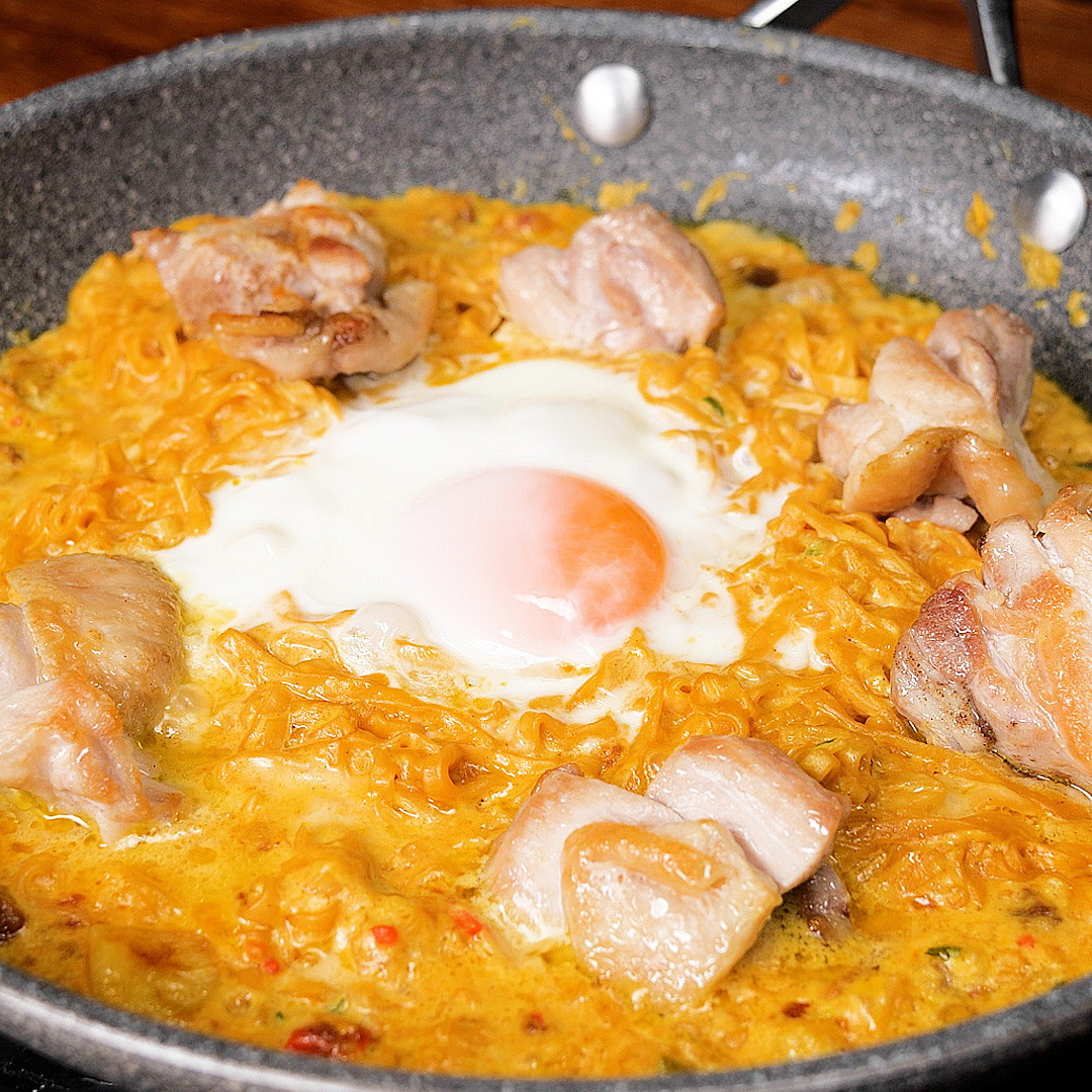 【インスタント麺で作るうまとろカレーボナーラ♡ワンパンで完成!】「一度作ると戻れない」「チーズと卵がとろけて優勝すぎる」/ Curry Ramen with Cheese🍜🤤