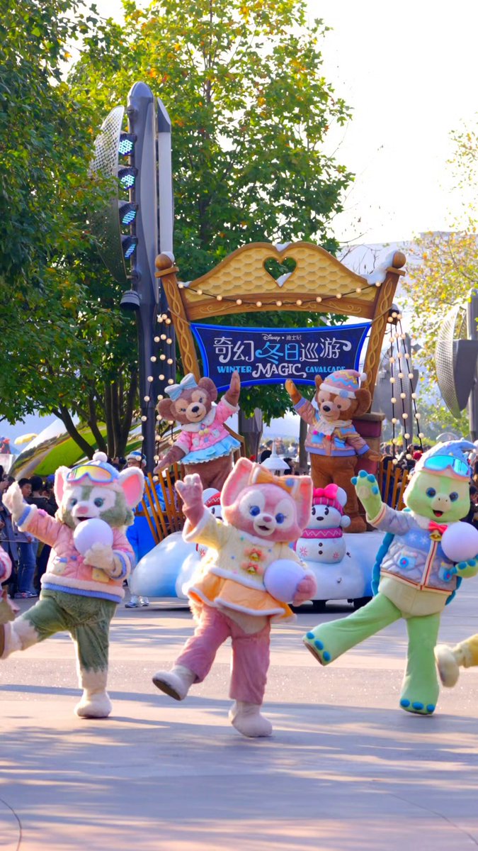＼スペシャルバージョンが登場！✨／「ディズニー・ウィンター・マジック・パレード」 ⛄️今日から1/3(土)までダッフィー＆フレンズがクリスマスの衣装で登場！「ウィンター・マジック」の音楽に合わせて、素敵な物語のプレゼントをお届けするよ！🎁 🎄このクリスマスは、パークでお気に入りのみんなと一緒にほっこり温かい時間を過ごしてね！🥰 #上海ディズニーリゾート