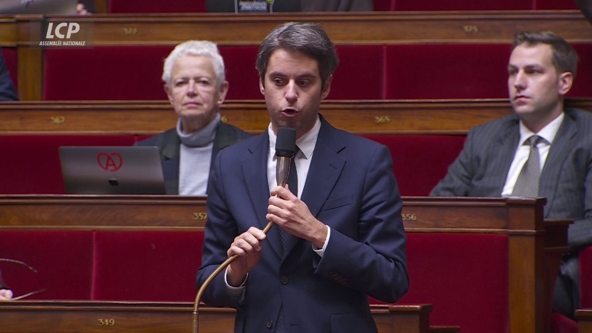 "Je ne comprends pas que le gouvernement ait présenté cette mesure", déclare Gabriel Attal. "S'il y a un succès économique ces dernières années, c'est la politique de l'apprentissage, et vous proposez de baisser le salaire des apprentis entre 150 et 200 € par mois !". #DirectAN