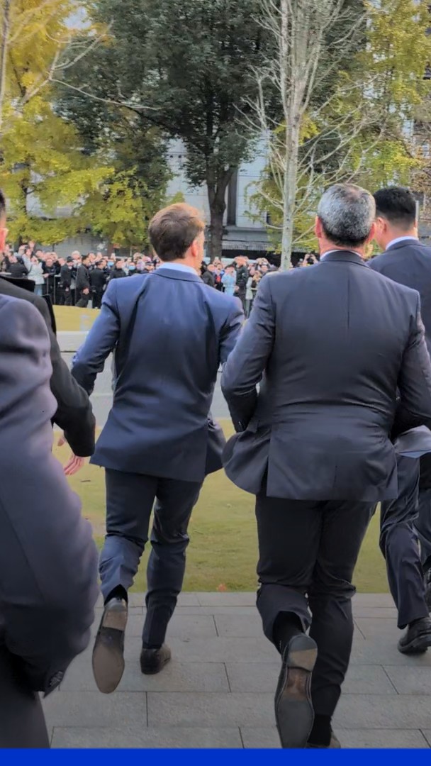 Emmanuel Macron court pour contourner le service de sécurité chinois et prend un bain de foule