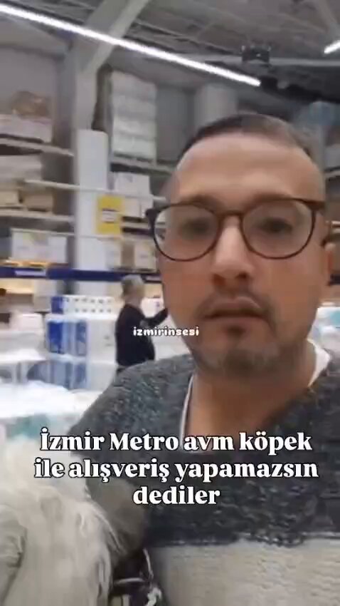 İzmir Metro AVM'ye kucağında "KÖPEĞİYLE" girmeye çalışan bir adam güvenlik görevlileri tarafından dışarı çıkarıldı. Hijyen konusunda kanunu uygulayan yerlerin olduğunu görmek bizleri ziyadesiyle memnun ediyor.