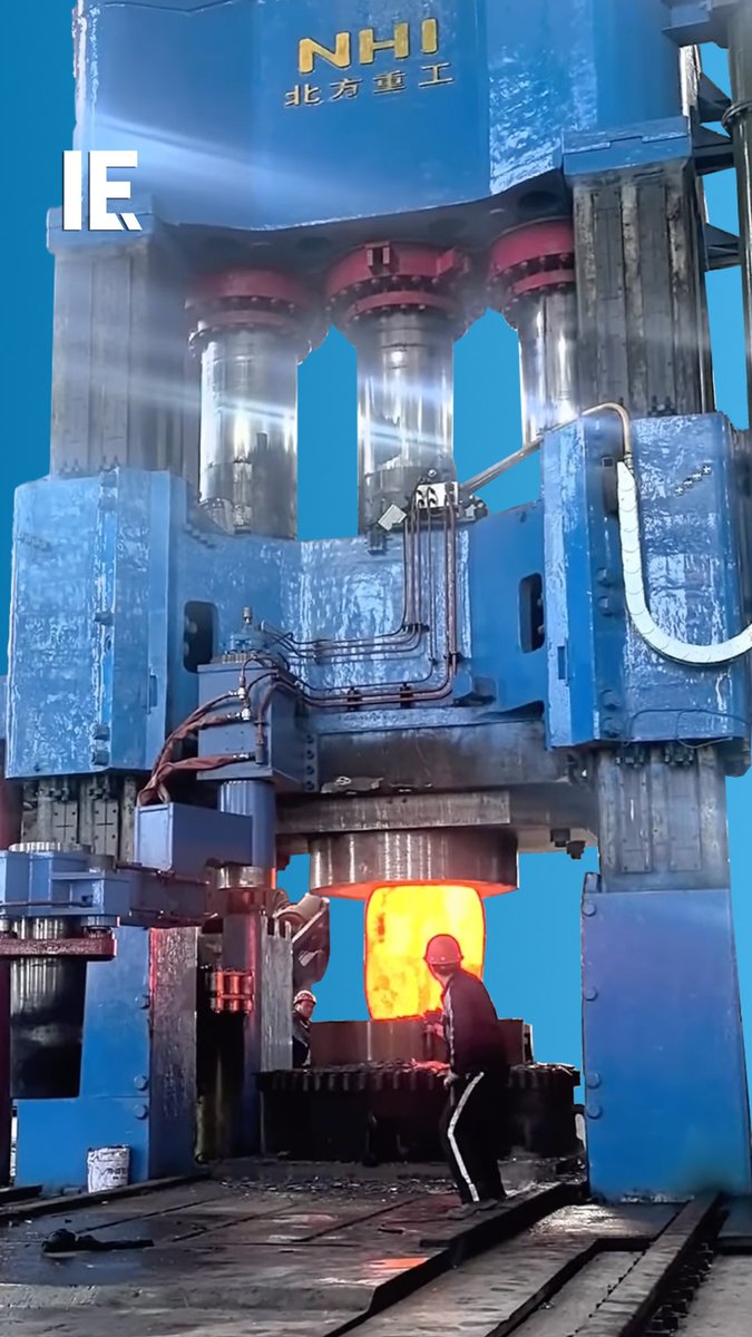 Imagine how much weight this giant machine brings to bear to compress this much molten metal. 🎥 clcxt99 / IG