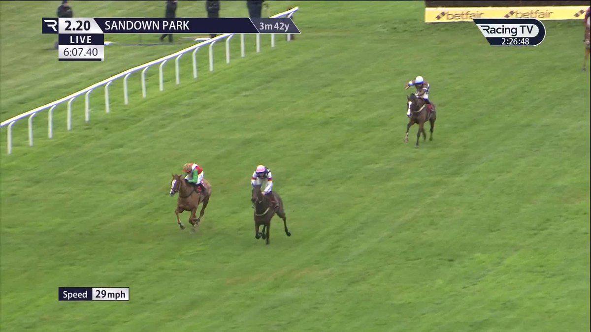 Salver soars over the last and sparkles from the gallant Doyen Quest on a fine day of it for Gary & Josh Moore Racing at Sandown Park 👏 Caoilin Quinn