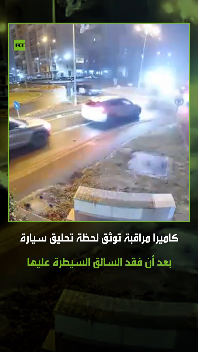 لحظات مرعبة شهدها أحد الطرق في رومانيا، بعد أن فقد سائق سيارة من نوع مرسيدس السيطرة على مقود سيارته نتيجة اعتلال صحته المفاجئ، مما تسبب في انطلاق مركبته في الهواء والتحليق فوق سيارتين متوقفتين قبل أن تهبط بعنف.