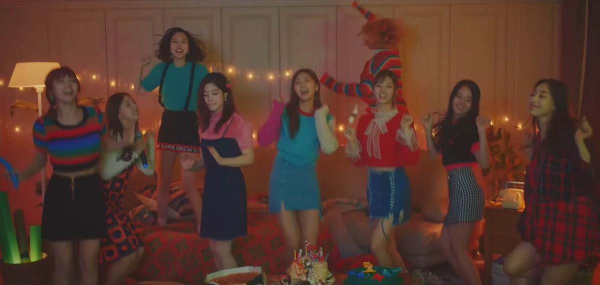 .TWICE "Merry & Happy" on MelOn Daily Chart (every December 4th): 2019 — #387 2020 — #310 2021 — #259 2022 — #309 2023 — #209 2024 — #176 2025 — #165 🔥🎄