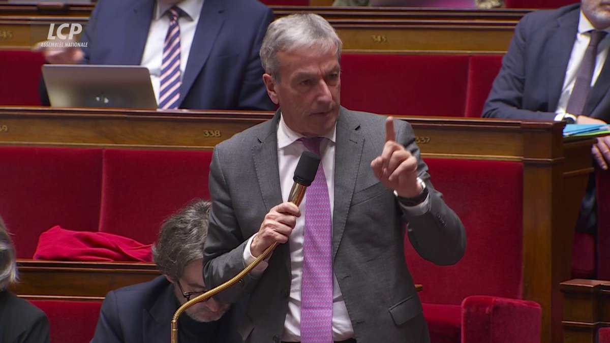 "Je vous invite quand vous voulez dans un service de réanimation pédiatrique", dit Philippe Vigier aux élus du RN. "Avec le virus respiratoire syncytial, actuellement si les enfants étaient vaccinés, il y aurait trois fois moins de bronchiolite aiguë." #DirectAN #PLFSS2026