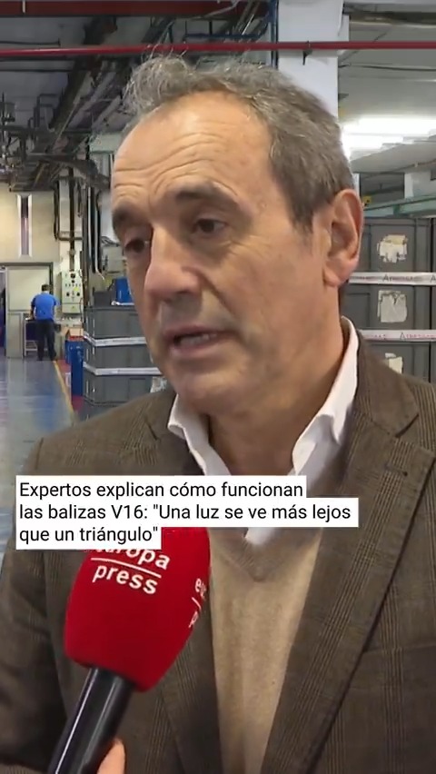 🚨 Expertos hablan sobre el uso y el funcionamiento de las balizas V16: "Una luz se ve más lejos que un triángulo"