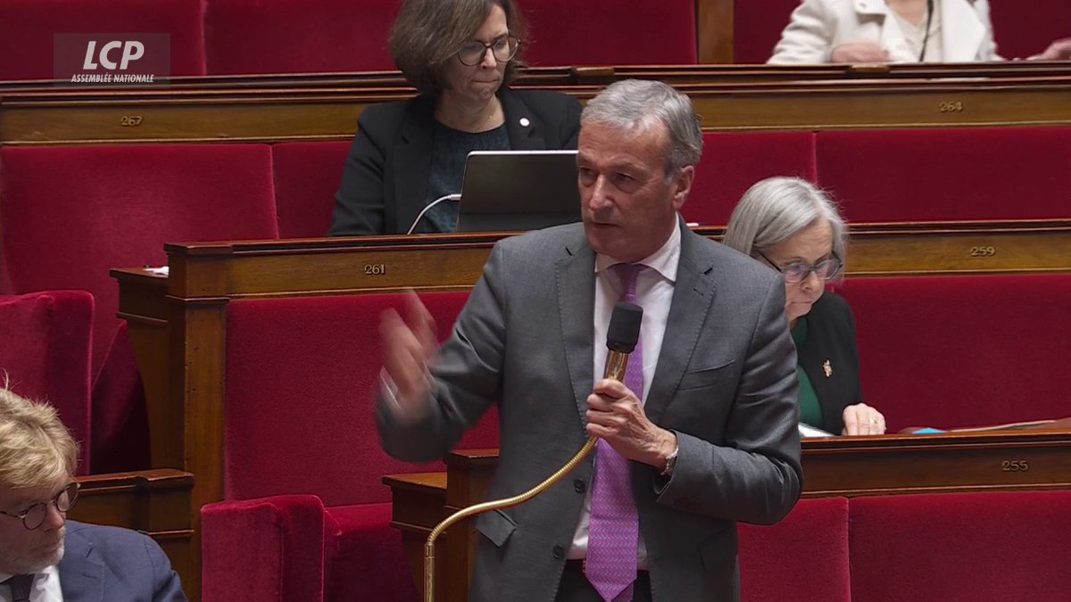 Déserts médicaux : "Il y a des médecins qui ont pris 5 ans d'exonération fiscale, 50.000 euros pour s'inscrire en arrivant dans le département dans lequel ils s'installent, et après ils s'en vont et ils font du nomadisme", pointe Philippe Vigier. "Ca ne peut plus continuer."