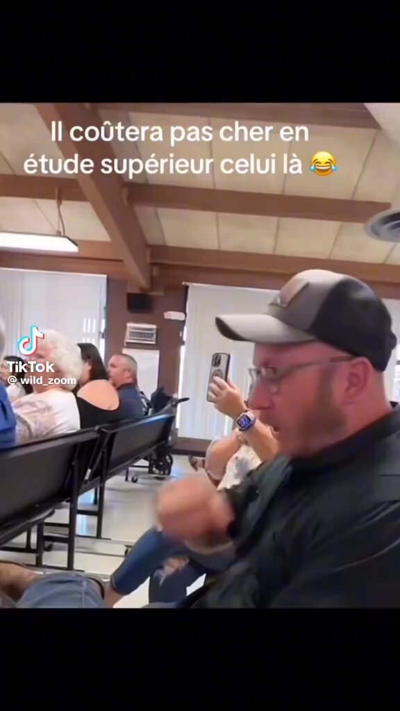 il a vrmnt pas l’air malin comme ça le gamin… 😭😭