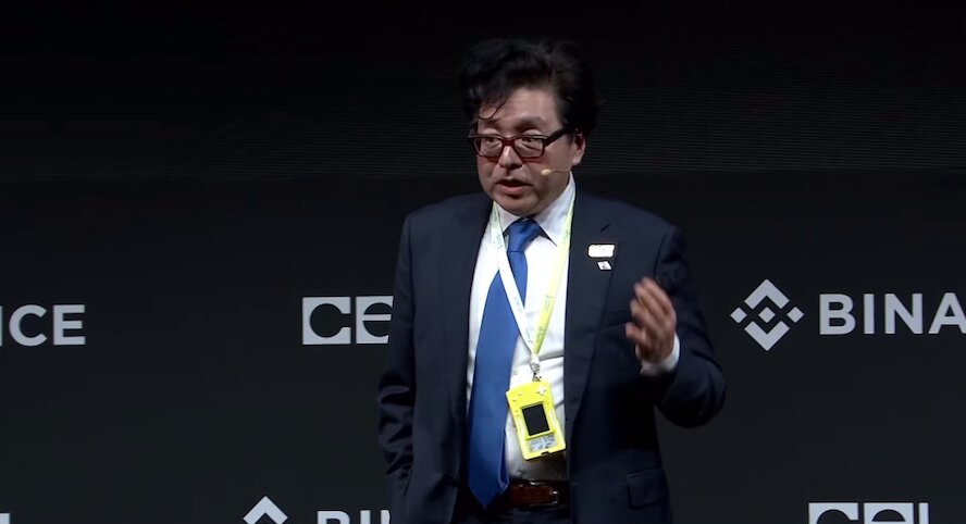 Ethereum savaşı kazandı! BitMine Yönetim Kurulu Başkanı Tom Lee, katıldığı zirvede Ethereum'u övdü. Tom Lee: "Ethereum, 2025 yılında finans dünyası için büyük bir dönüm noktasında... Tıpkı 1971'de doların altın standardından çıktığı süreçte tarihi bir dönüşüm yaşadığı gibi. O dönemde Wall Street, doları desteklemek için finansal ürünler geliştirmişti; şimdi ise her şeyin tokenleştirildiği(hisse senetleri, tahviller, gayrimenkuller) bir döneme giriliyor. Bu dönüşümde akıllı sözleşmelerin kullanıldığı platform olarak Ethereum öne çıkıyor. Büyük finans kurumları, ürünlerini Ethereum üzerinde inşa ediyor. Ayrıca Ethereum, teknik olarak da sürekli gelişiyor, en son Fusaka yükseltmesiyle yetenekleri daha da arttı. Bitcoin’in öncülerinden Erik Voorhees bile, 'Akıllı sözleşme savaşını Ethereum kazandı.' dedi."