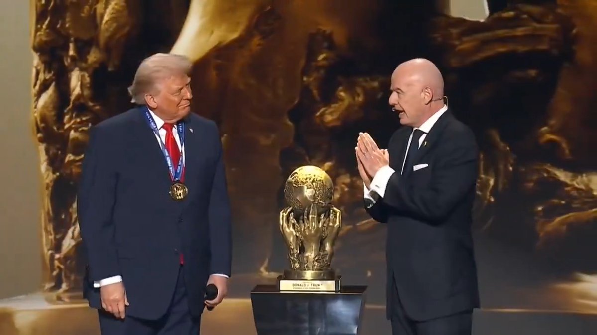 La FIFA, ripeto, la FIFA si inventa un premio per la pace e lo conferisce a Trump. L'Idiocrazia più bella del mondo