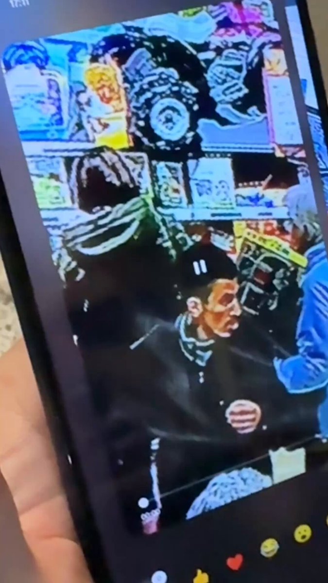 🚨 URGENT : Ma femme s’est fait voler son téléphone (avec notre fils dans ses bras) ce vendredi 15h au Joué Club de Confluence (Lyon). Merci de RT et de me signaler si vous reconnaissez la personne 🙏