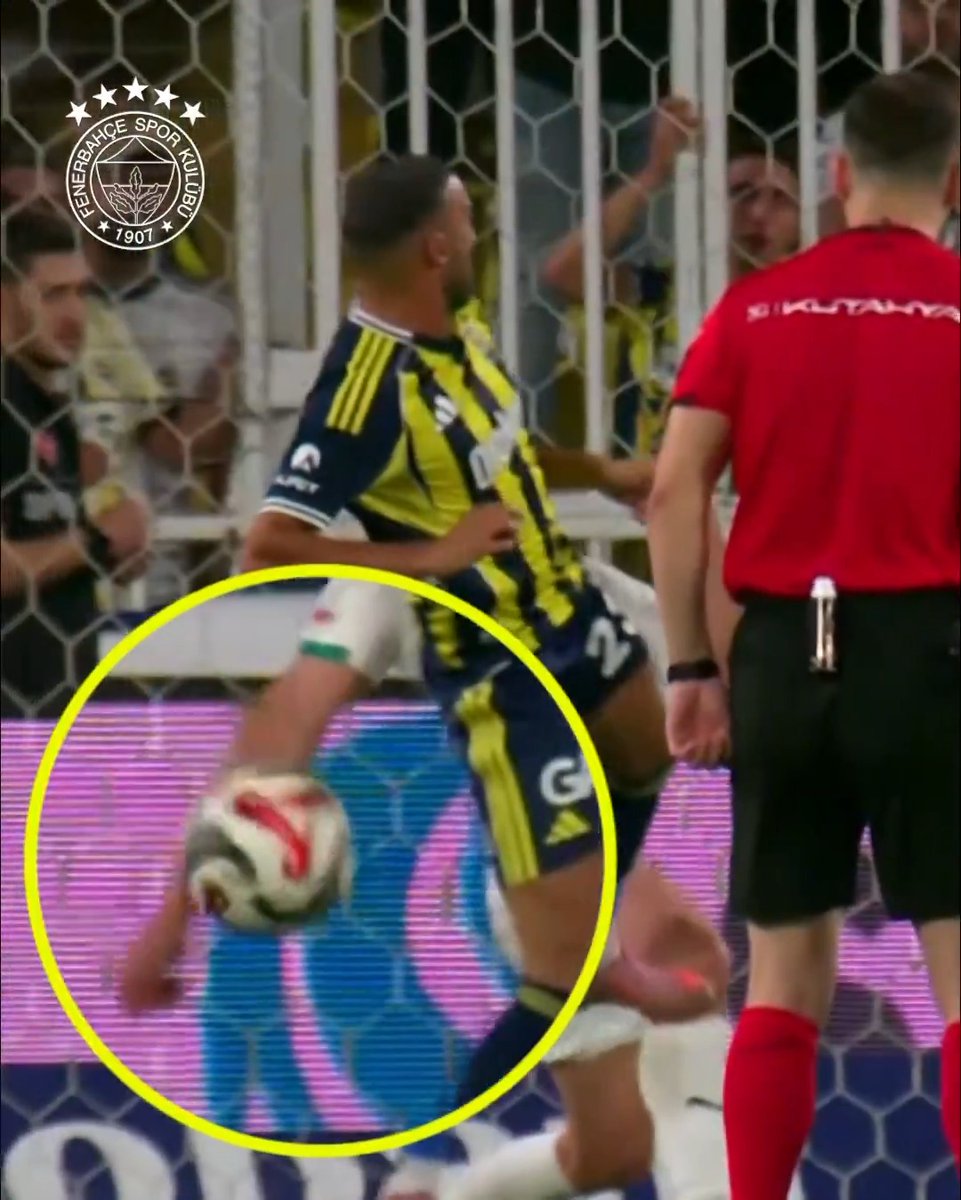 Bu adam Fenerbahçe'den 2 puan alıp Galatasaray'a 2 puan verdi. Onur Özütoprak bu maçın son dakikasında 2 net penaltıyı görmezden geldi. Bunlar tesadüfler ile açıklanamaz. Bir hakem bu kadar net hatalar yapamaz