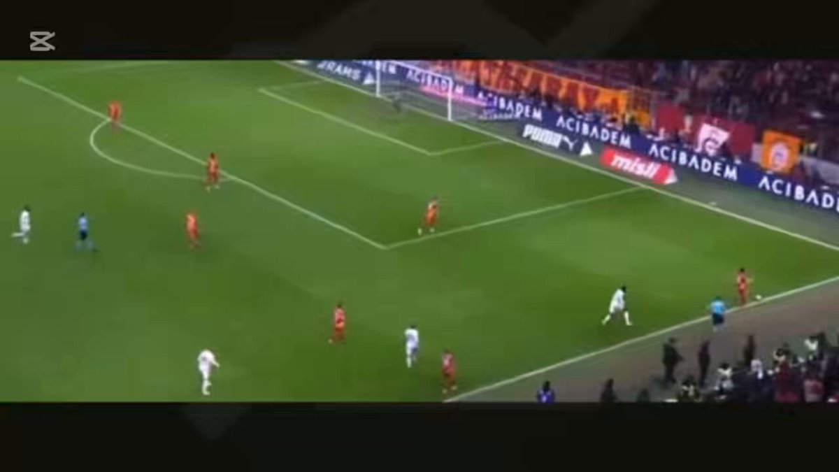 Galatasaray'ın 3. golü öncesi, Mehmet Türkmen tacı Samsunspor'a vermesi gerekirken Galatasaray'a veriyor. Samsunlu oyunculara dikkat edin, baya şaşırıyorlar. Sonrası gol oluyor.