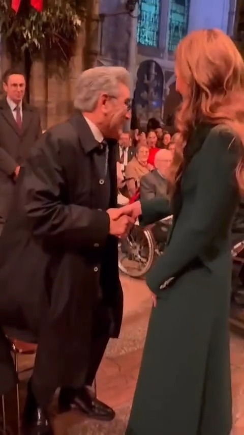 Princess Kate and Eugene Levy shared a cozy chat during Kate's carol service ✨ The pair were seen catching up, following Eugene and Prince William's meeting at Windsor Castle for an episode of 'The Reluctant Traveler'. It's safe to say Eugene, 78, and Princess Kate, 43, really hit it off 💖 📽️ : HELLO! #PrincessKate #EugeneLevy #CarolService