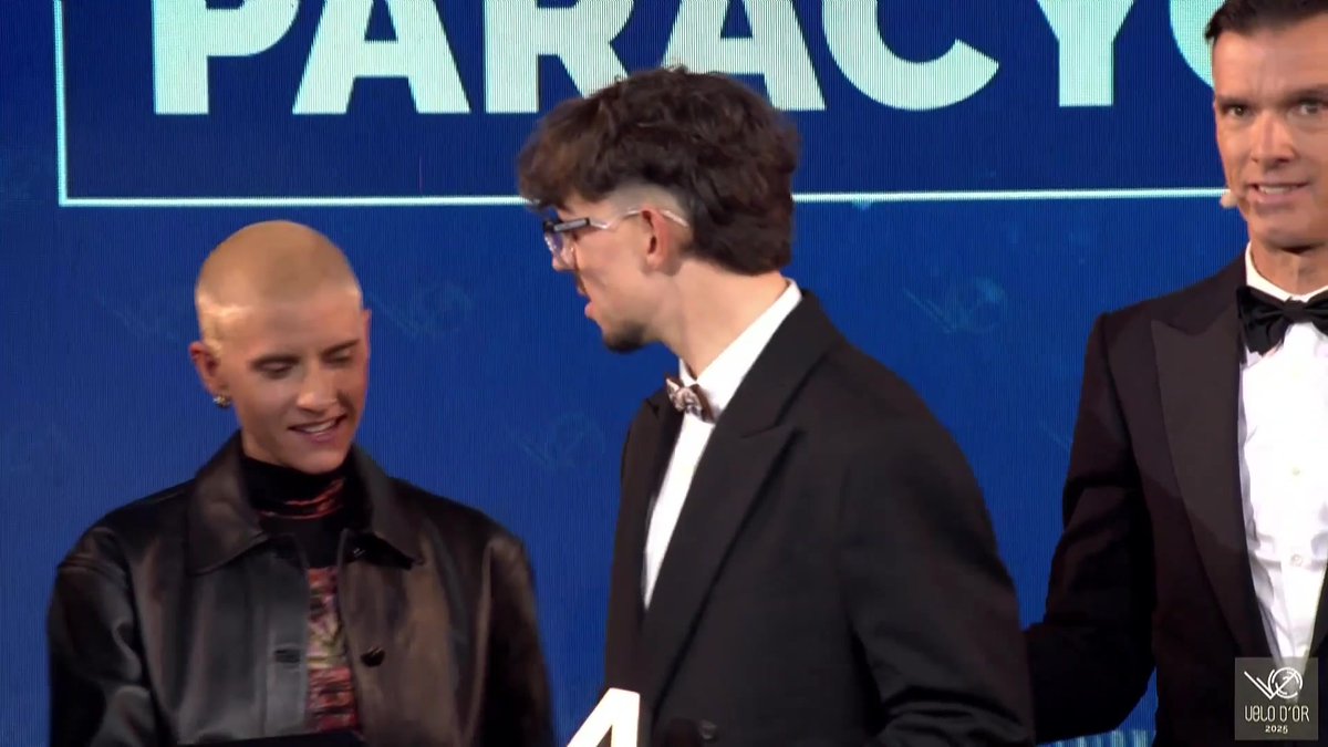 Alexandre Leauté reçoit le Trophée du Meilleur(e) para-cycliste français(e) des mains de Marie Patouillet et Mark Cavendish ! #velodor