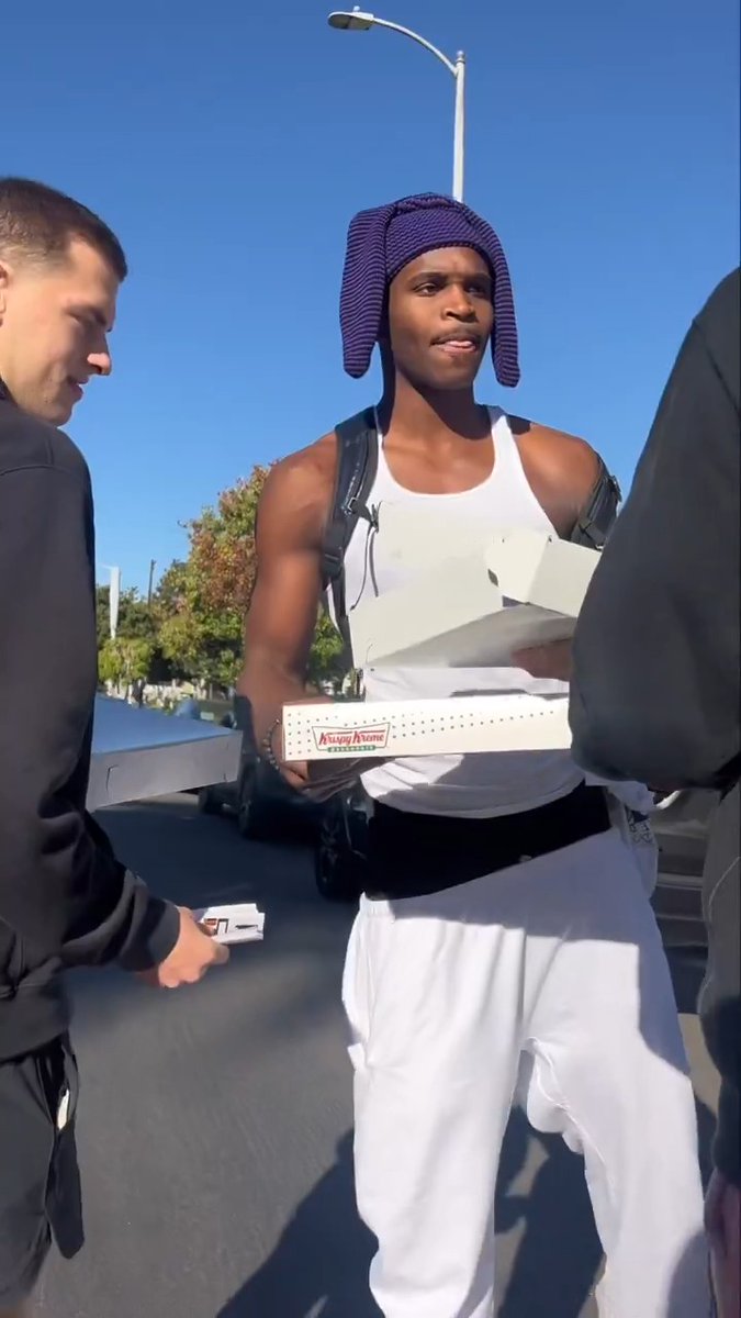 🍩 SPECIAL DELIVERY 🍩 Pulled up to Frat Row to pass out donuts ✌️