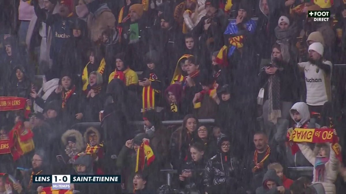 Le chant des Corons résonne à Bollaert pour ce Lens - ASSE 🥹 Un chant qui prend encore plus de sens en ce jour de Sainte-Barbe à Lens (la protectrice des mineurs) 🏟️ La deuxième période c'est maintenant sur CANAL+ FOOT 🖥️
