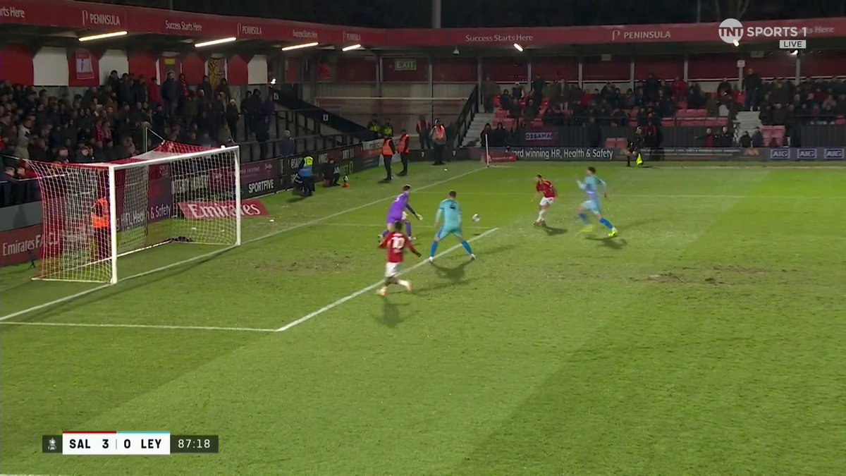 Former Liverpool and AC Milan striker, Fabio Borini, scores his first goal for Salford ⚽ 📺 TNT Sports &amp; discovery+ UK