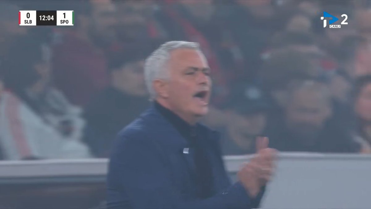 🐒 Jose Mourinho köpeği yine rezil oldu. 🍑 Bizim special o*ospu evladı yine pres yapan rakibe karşı derbide mal gibi pasla çıkma taktiği deneyince yine kendi sahasında g*tten yiyor. ✅ Bu geriden pasla çıkma şaklabanlığını deneyen her hoca şerefsizdir.