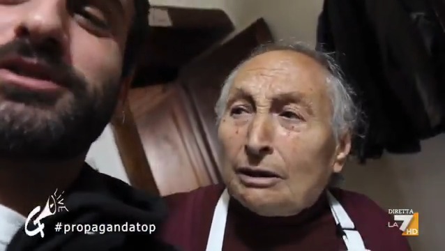 - Lavorate in TV? Salutateci Pippo Baudo • No, signora. Baudo non c'è più - Ah, è morto? Allora Costanzo? • Pure lui. Le saluto Diego Bianchi - Quello è vivo? #propagandalive