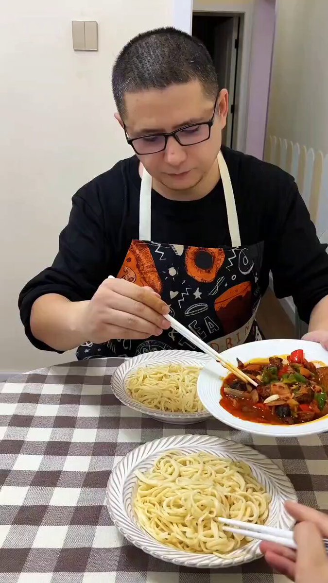 在家吃饭没气氛怎么办，请看VCR…