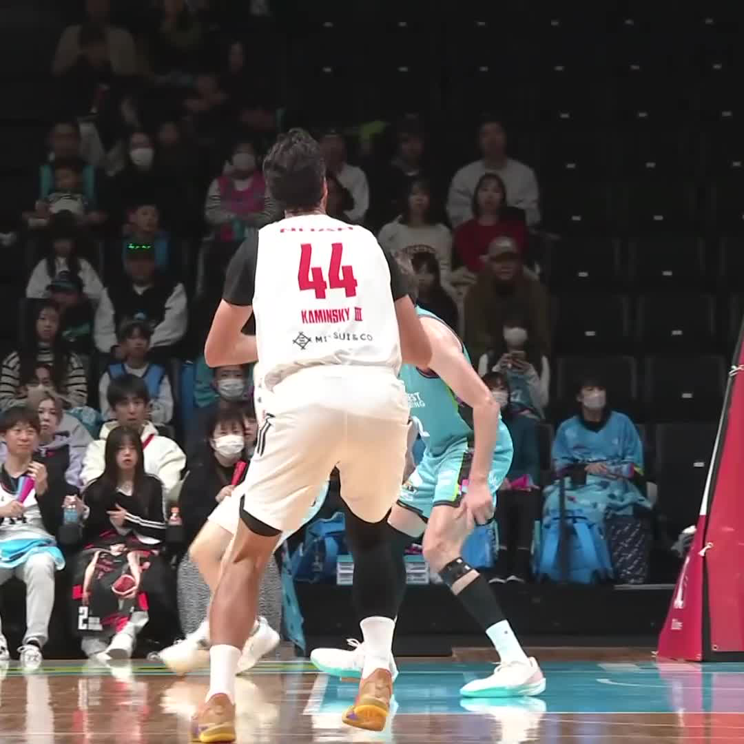 7フッターから放たれるしなやかなショット！ フランク・カミンスキーの3ポイント👌 安藤 周人(Shuto Ando)🤝Frank Kaminsky III 📲バスケットLIVE配信 #アルバルク東京 #GRITUP