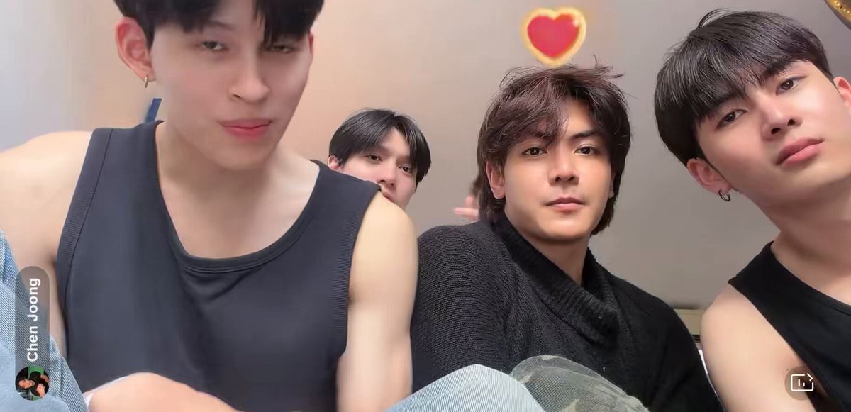 จุง : หู้ย ถ้าผมไลฟ์ไปเรื่อยๆเนี่ย ผมรวย อู๋ : จิง มึงรวยคนเดียวด้วย กุไม่ได้รวย 5555555555555555555555555555555 #JASPER