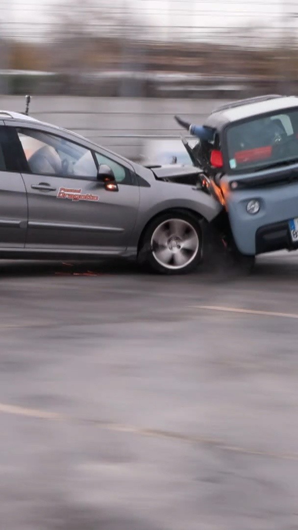 Crash-test impressionnant d'une voiture sans permis 🚗💥 L'assureur MMA a organisé un crash-test d'une voiture classique avec une voiture sans permis. Même à 50 km/h, les dégâts sont considérables et l'un des deux passagers du petit véhicule serait décédé sur le coup.