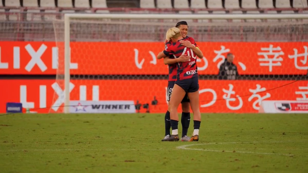 🎥現地独自カメラ🎥 試合終了のホイッスルが鳴ると、雄叫びをあげた鈴木優磨💪 マリノスの選手たちと健闘を讃え合った後は、苦楽を共にした植田直通・三竿健斗と熱い抱擁👀 #Jリーグ