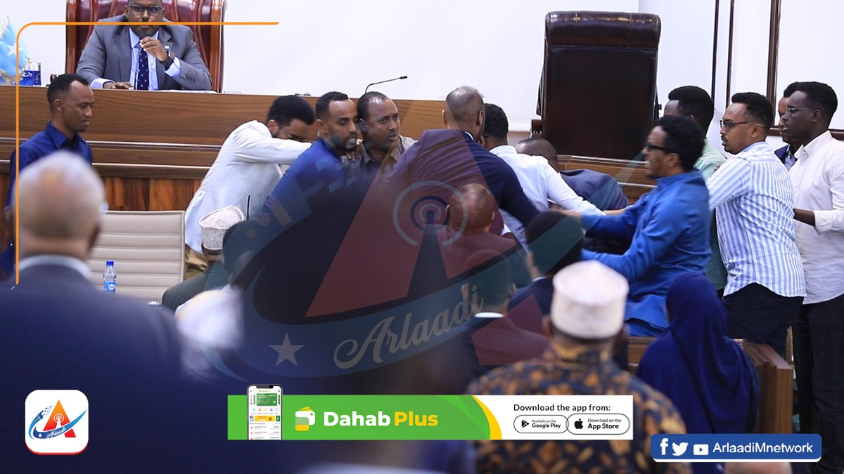 ⚡️BREAKING: Chaos broke out in #Somalia’s parliament on Saturday as rival lawmakers hailed from #Somaliland came to blows over a motion addressing unrest in #Borama city. The dispute, which also involved debates on the regulation of transboundary rivers and international lakes, was eventually quelled after national police stepped in to restore order.