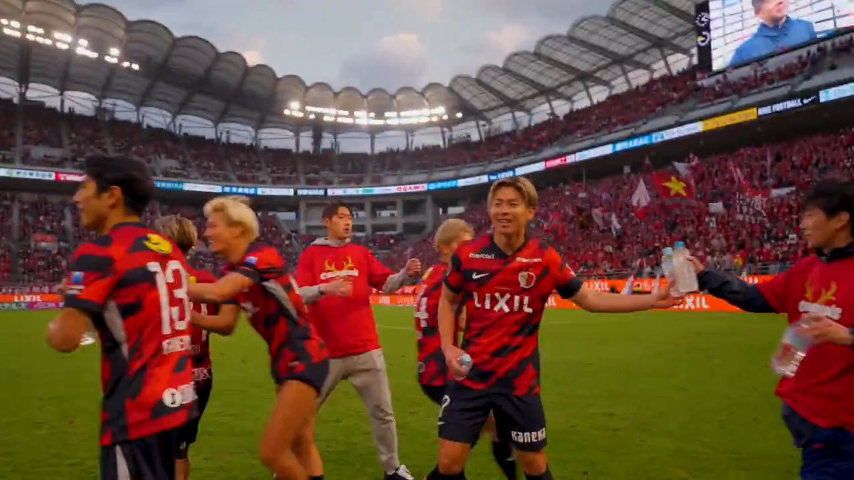 🎥現地独自カメラ🎥 今日だけは無礼講…💪 優勝インタビューを受ける鬼木監督の元へ、水を片手に近づく選手たちの姿が👀 #Ｊリーグ