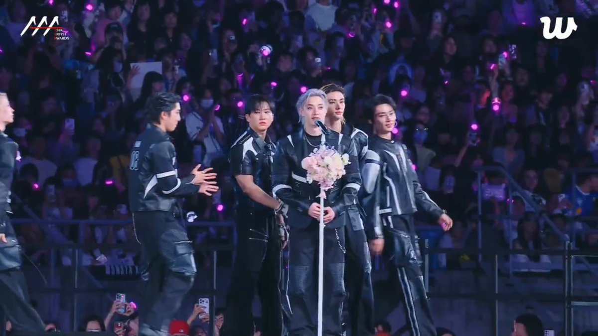 스키즈 베스트 아티스트 상 축하해!