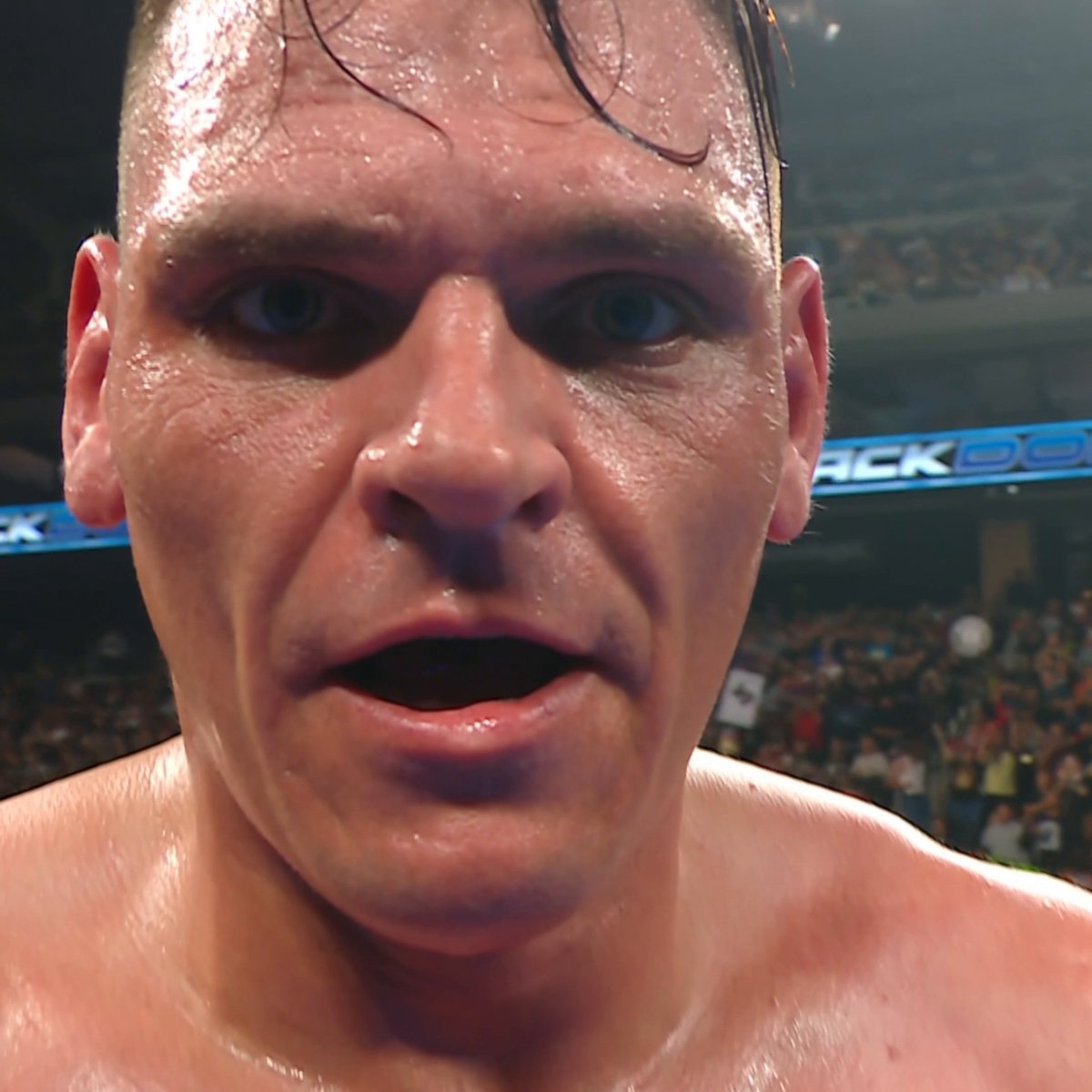 YA LO TENEMOS. GUNTHER, EL ÚLTIMO RIVAL DE JOHN CENA. 🧢 Y promete hacer algo impensable. Hacer rendir al que nunca se rinde. Romper con el Never Give Up. Y dejar claro que ahora, el que manda es... ÉL. 🇦🇹👊👀 🔵 Esto es lo que DEJÓ el #SmackDown de este viernes