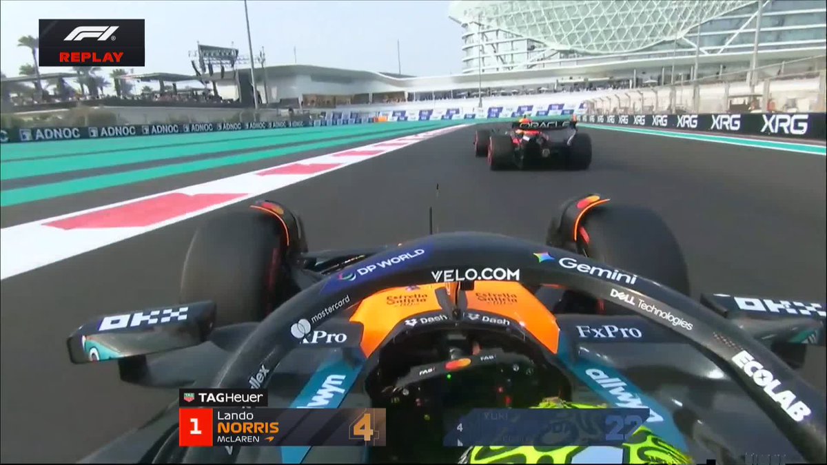 A close call between Lando and Yuki 🫣