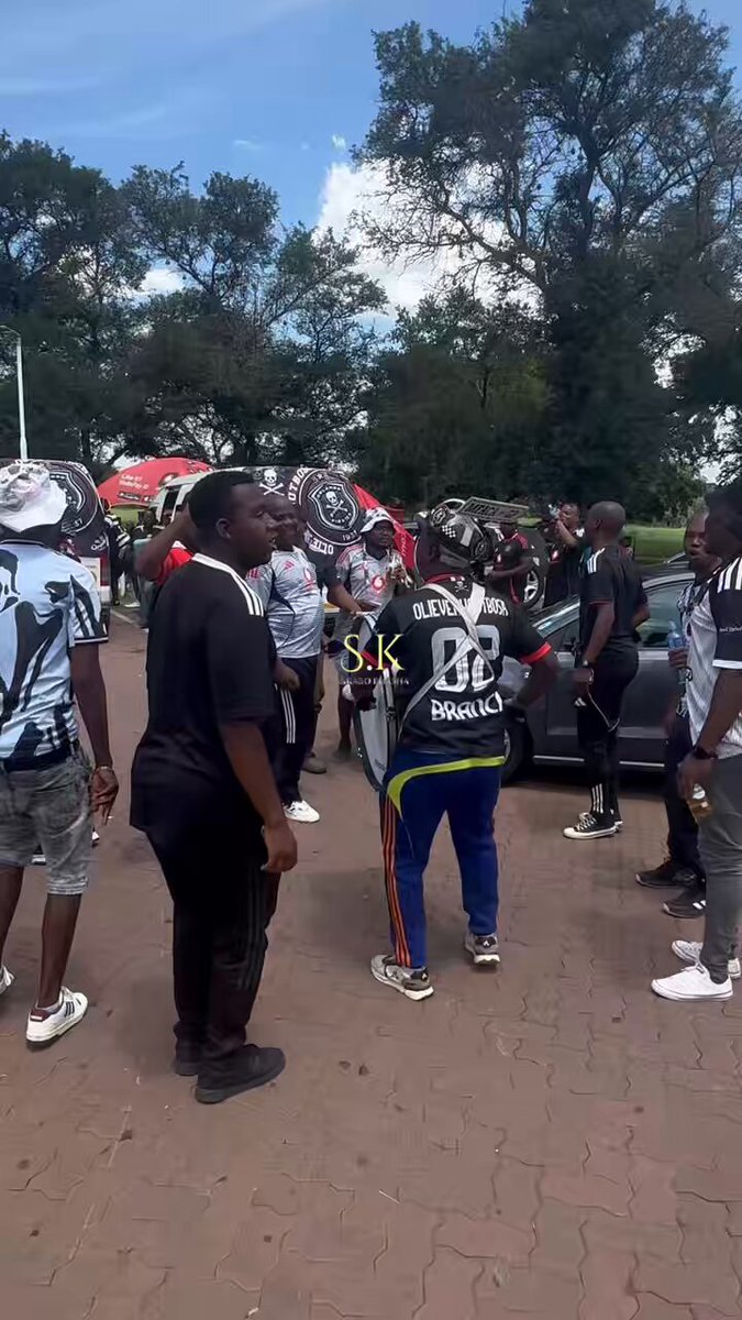 𝐁𝐮𝐜𝐜𝐚𝐧𝐞𝐞𝐫𝐬 𝐄𝐧-𝐑𝐨𝐮𝐭𝐞 𝐏𝐞𝐭𝐞𝐫 𝐌𝐨𝐤𝐚𝐛𝐚 ☠️ Orlando Pirates supporters make a short stop as they refuel and in song 🎵 on their way to Peter Mokaba ☠️🏟️ #OrlandoPirates #OnceAlways #CarlingKnockoutFinal
