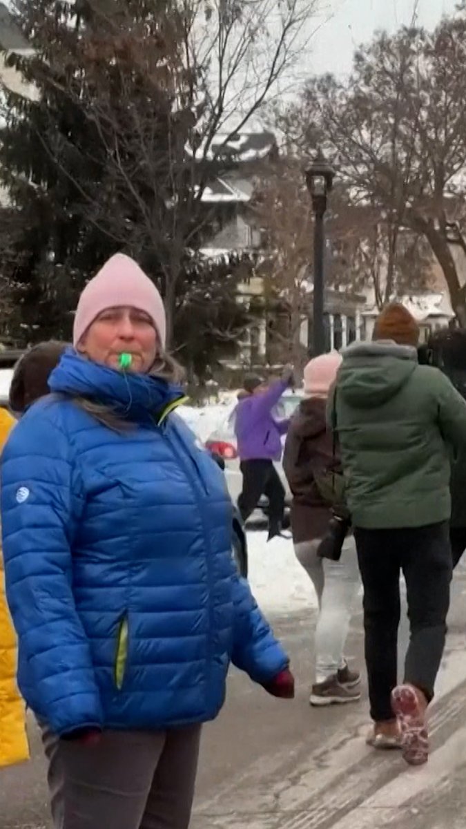 🇺🇸 | En Minneapolis, los ciudadanos están saliendo a patrullar y dando la alarma cuando ven vehículos de ICE o presencian arrestos.