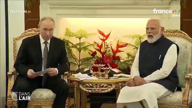 Vladimir #Poutine s'est rendu en #Inde et y a montré que la #Russie est moins isolée que jamais. Après la réunion avec les Américains au #Kremlin, il est le maître du jeu. Il a même obtenu d'eux qu'ils ne rencontrent pas les Européens à Bruxelles. 🎥Constance Meyer et Aurélie Sanner