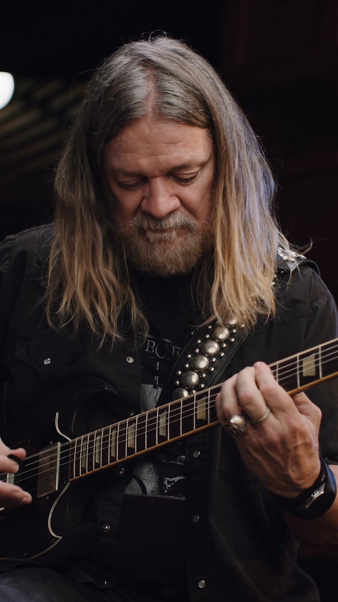 Crank it up with Gibson TV! This episode of “Riff Lords” dives into the heavy grooves and swampy tones of Pepper Keenan, legendary guitarist of Corrosion of Conformity and Down. Pepper walks us through how to play classics like “Clean My Wounds”—a three-chord “exercise in restraint” that hits harder than most songs twice as complex. ▶️ Watch the full video here: #Gibson #GibsonTV #RiffLords #CorrosionofConformity #Down #PepperKeenan
