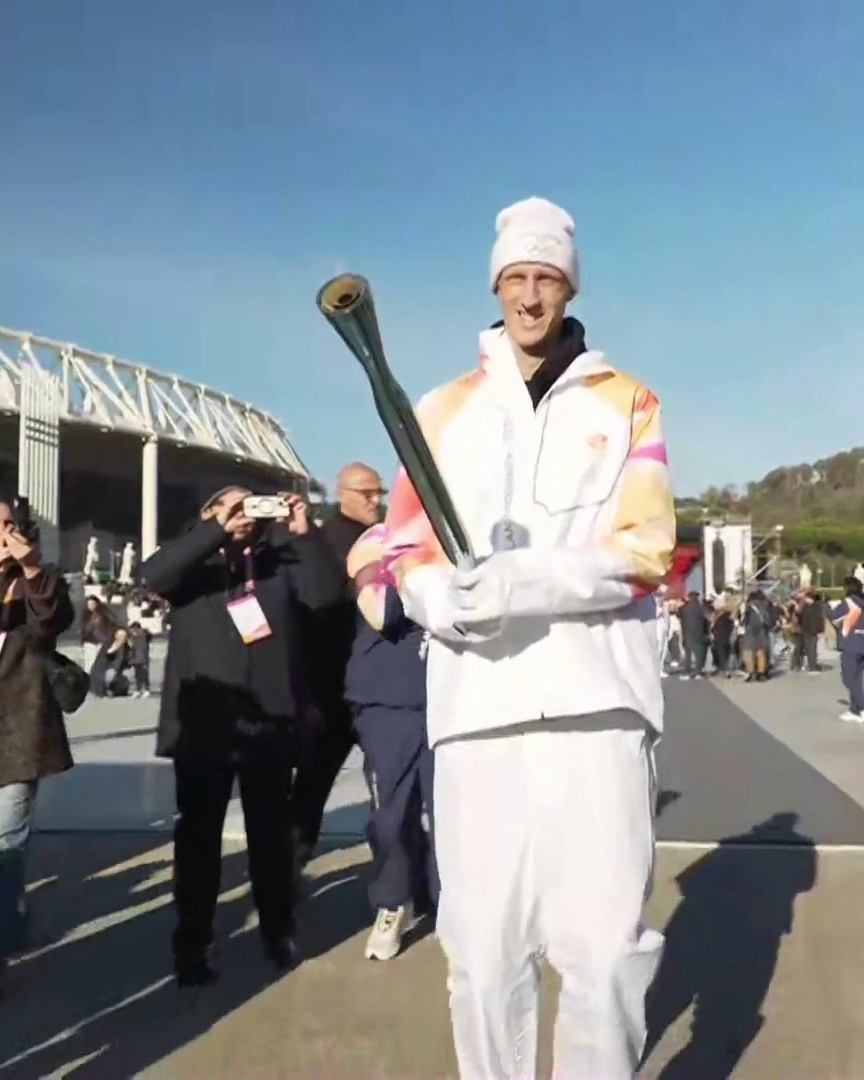 Achille Polonara è stato il tedoforo che ha portato la torcia olimpica all'esterno dello Stadio dei Marmi ❤️‍🔥 "È stata una grande emozione, ed è un’emozione anche essere in piedi. Fino a una settimana fa giravo ancora in carrozzina 🗣️ #HomeOfTheOlympics #MilanoCortina