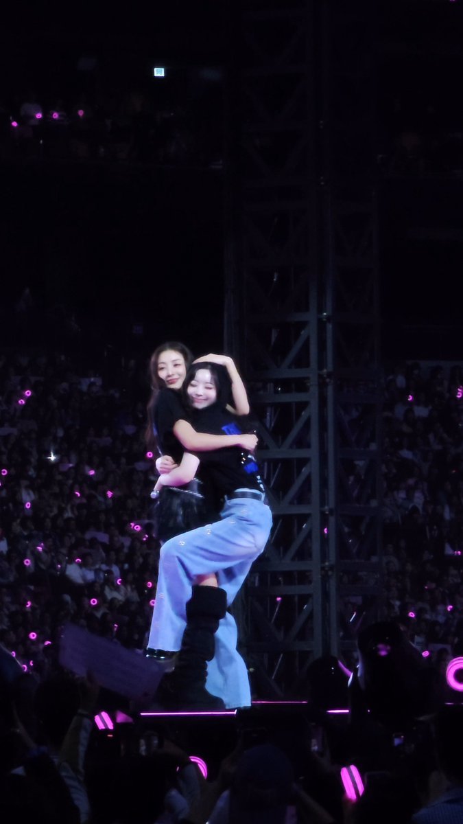 Dahyun clinging onto Jihyo while she pats her head 🥹