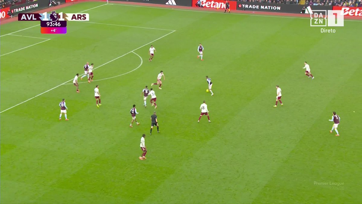 Aston Villa derrotou o Arsenal no último minuto e já só está a três pontos da liderança. SCENES! 🤯