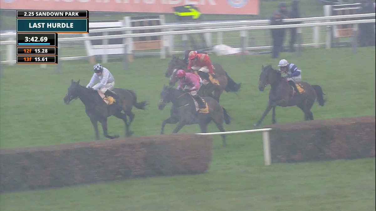 Go Dante battles to take the Bet At Your Best With Betfair Handicap Hurdle under Sean Bowen ⚡️