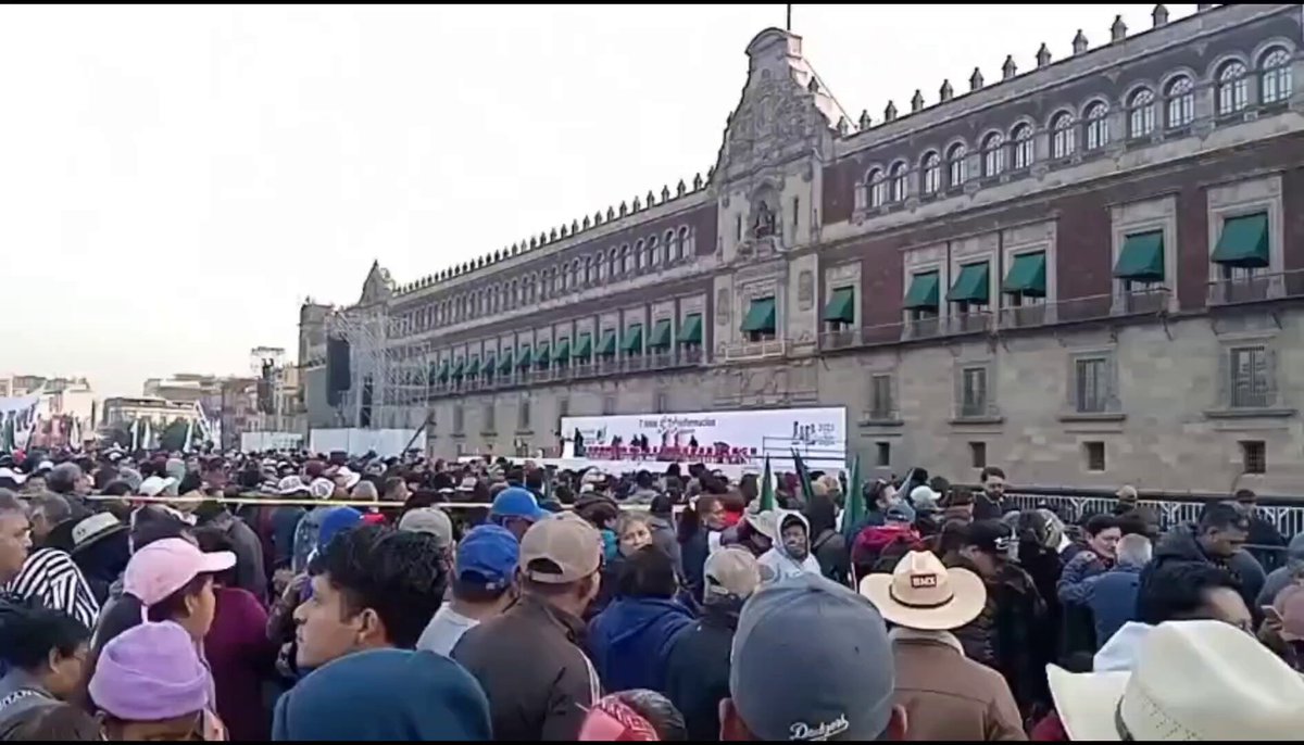 "La gente viene por su propia voluntad" Dice la ama de llaves de AMLO.. Ajá... Así los Acarreados del Bienestar. La pregunta es: ¿A qué horas llega el bloque negro de Martí Batres? 🤔