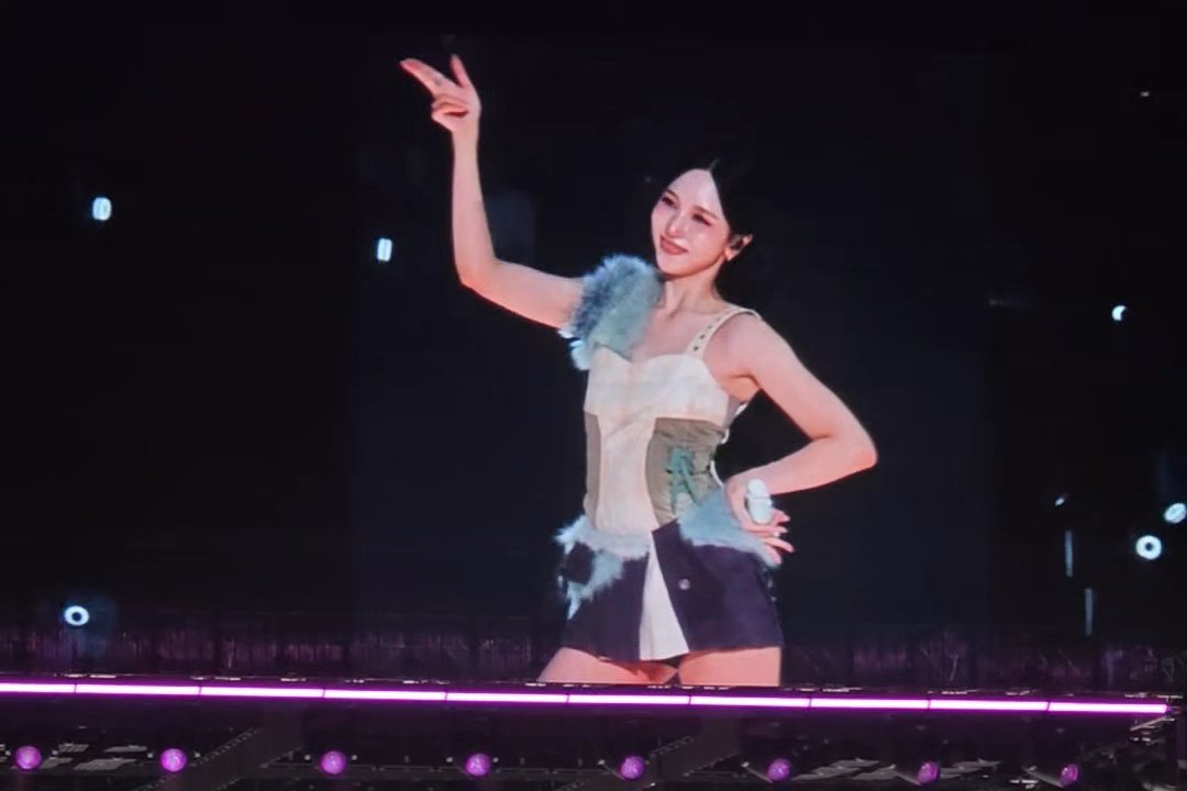 Mina and Momo dancing to Chaeyoung's Shoot 🥹